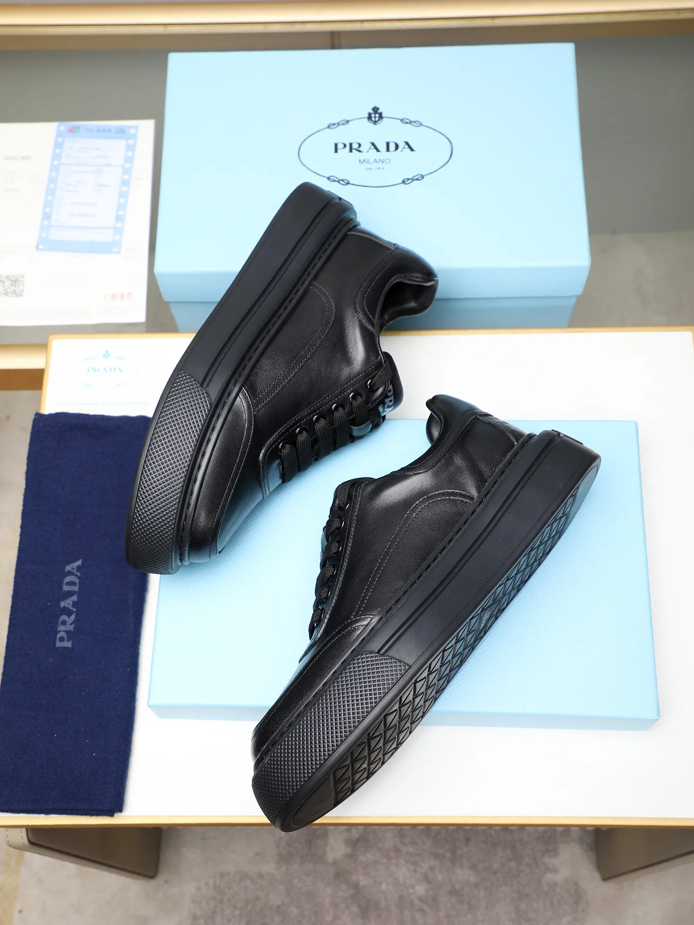 Men's shoes 💰500 Prada/Prada Men's new casual shoes, this upper is made of imported calfskin. The outside is decorated with the P family's classic metal triangle enamel logo, with cowhide lining and cowhide for the foot pads. The outsole is made of non-slip sports exclusive rubber outsole with logo, which feels good on the feet. It is a fashionable and fashionable item!  Size: 38-44 (45 customized)